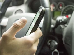 Telefon za kierownicą we Francji. Zawieszenie prawa jazdy już w 8 departamentach
