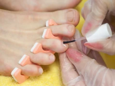 Podkreśla opaleniznę, ale nie wybacza błędów. Pedicure Śnieżki to hit dla perfekcjonistek