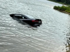 Hyundai zatonął w Jeziorze Leśniańskim. Auto stoczyło się ze skarpy