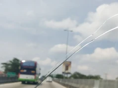 Pęknięta szyba w aucie. Tak duże pęknięcie to konieczność wymiany