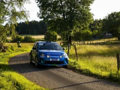 Ośmiokrotny mistrz świata uderzył w drzewo, a później walczył o podium. Nowy zwycięzca elektrycznego pucharu Alpine
