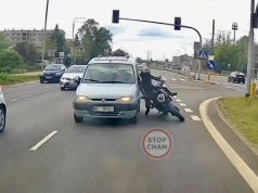 Kierowca auta potrącił motocyklistę i odjechał. Nie miał OC ani przeglądu