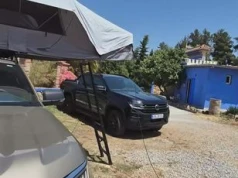 Wideo: Volkswagen Amarok z namiotem i kuchenką. Jak to jest zapakowane?