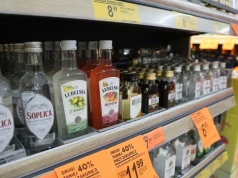 Polska zalana alkoholem z „małpek”. Rząd szykuje drastyczną podwyżkę cen, wzbogaci się NFZ