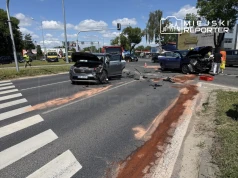 Zderzenie KIA i Mercedesa. Jedna osoba trafiła do szpitala