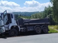 Ciężarówka w rowie pod Siedlęcinem. Utrudnienia przy stacji Pieprzyk.