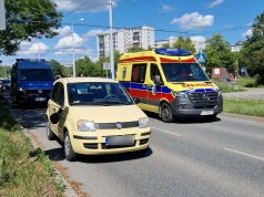 Ominęła przepuszczające pieszych auto. Wjechała w znajdującą się na pasach kobietę