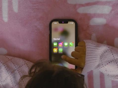 Internet dzieci 2026: Rekordowy czas przed ekranami i łatwy dostęp do pornografii