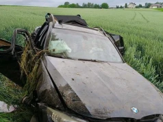BMW okorowało drzewo. Kierowca odmówił zabrania do szpitala!