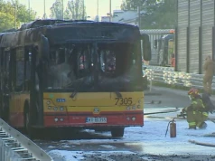 Autobus miejski stanął w płomieniach. Trwa akcja służb w Warszawie
