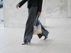The chainmail sling bag sprawia, że nawet biały T-shirt wygląda stylowo. To torebka, która nie potrzebuje konkurencji