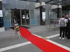 Przed szpitalem rozwinięto czerwony dywan dla polityków KO