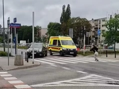 Bielany: piesza niemal wpadła pod karetkę jadącą na sygnale. Film w internecie wywołał burzę w komentarzach