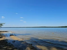 Zalew otoczony lasami i piaszczystą plażą. Tutaj warto będzie zajrzeć latem