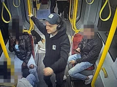 Brutalny atak w tramwaju. 37-letni Amerykanin stracił przytomność. Są zdjęcia napastnika
