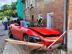 Ferrari uderzyło w inny pojazd i budynek. Kierowca trafił do szpitala