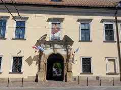 Żąda od krakowskiej kurii 20 mln złotych odszkodowania za to, że był gwałcony przez księdza – 400 razy
