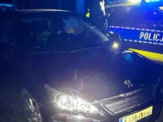 Gostyń. Szalona ucieczka pijanego kierowcy, na koniec rozbił samochód o drzewo