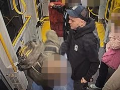 Pobił obywatela USA w tramwaju w Warszawie. Policja opublikowała nagranie i wizerunek poszukiwanego