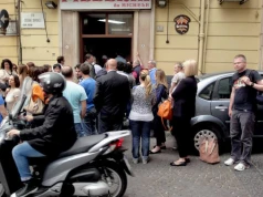 Ta pizzeria jest jak ambasada pizzy neapolitańskiej. W końcu jest data otwarcia