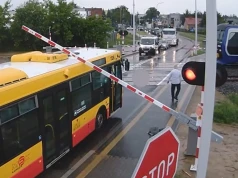 Autobus utknął na przejeździe, pociąg awaryjnie hamował. Jest nagranie