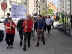 Uczniowie wyszli na ulice. Rozdawali wiedzę