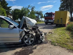 Kierowca BMW staranował sklep obwoźny. Robiąca zakupy kobieta trafiła do szpitala