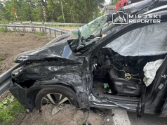 Ciężarówka uderzyła w nieoznakowany radiowóz. Jeden policjant zakleszczony, obaj w szpitalu