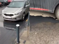 "Z nieba spadają czarne krople". Mieszkańcy okolic Moskwy pokazują skutki ataku na rafinerię