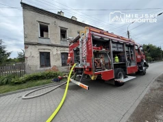 Pożar mieszkania. Ratownicy wydostali starszą kobietę z zadymionego budynku