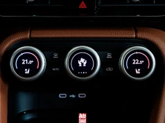 Jak używać klimatyzacji z głową? Na jaką temperaturę powinna być ustawiona w upały?