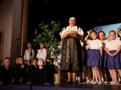 Wyjątkowy spektakl i pełna folkloru podróż w czasie. Tak jabłonkowska szkoła żegna wieloletnią dyrektor