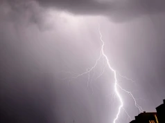 Superkomórka burzowa wkroczyła nad Polskę. Alerty IMGW w 15 województwach