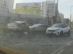 Dachowanie w stolicy. To kierowca TV Republika wjechał w auto ambasady Niemiec