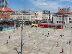 Na rynku w Katowicach mężczyzna usiadł przy kobiecie na ławce i zaczął się onanizować. Dostał mandat