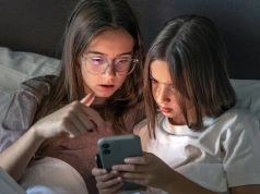 TikTok, seksualizowane deepfejki i reklamy piwa. Najnowszy raport „Internet dzieci”
