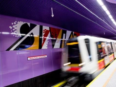 Duża gotówka rozsypana na siedzeniu w metrze. Nikt się do niej nie przyznawał