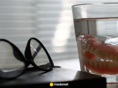 Wiele osób czyści protezę w ten sposób i ją niszczy. Dentystka wskazuje bezpieczne opcje