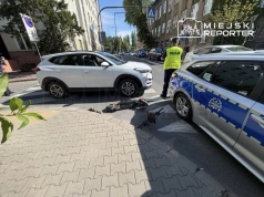 Hulajnoga uderzyła w Hyundaia na przejściu. Ranny mężczyzna trafił do szpitala