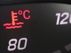 Upały zniszczą twoje auto. Jak uniknąć przegrzania silnika?