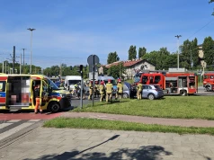 Rozbity radiowóz na al. Włókniarzy w Łodzi. Zderzył się z samochodem dostawczym