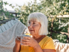 Wysoka temperatura zmienia zasady gry. Tak seniorzy powinni pić kawę latem