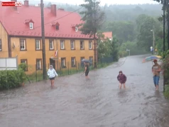 Deszcz zalewa ulice