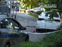 Brutalny atak na kierowcę przewozu osób na Bródnie. Krew na chodniku i aucie. Na miejscu pracuje policja