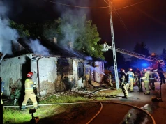 Pożar w Lublinie. Płonie drewniany budynek mieszkalny, dym widać w całym mieście