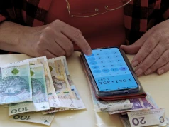 Pracujący emeryci płacą składkę, z której nie skorzystają. Resort pracy nie widzi problemu