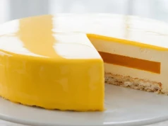 Nowoczesne oblicze cukiernictwa. Musowy tort z lustrzaną polewą