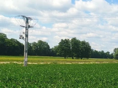 Słupy energetyczne i gazociągi na prywatnych działkach. Adwokat wyjaśnia, jak dochodzić swoich praw