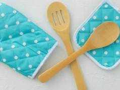 Jak wyczyścić rękawice kuchenne? Tak usuniesz z nich trudne plamy