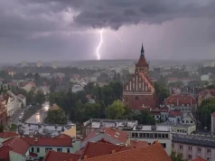 Ostrzeżenie drugiego stopnia przed burzami. Możliwy silny wiatr i opady gradu